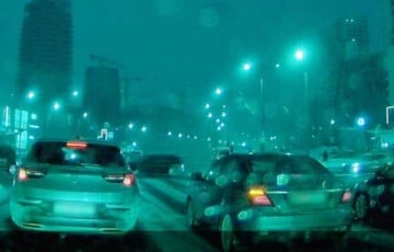 Дзіўнае развяртанне Mercedes у Мінску трапіла на відэа